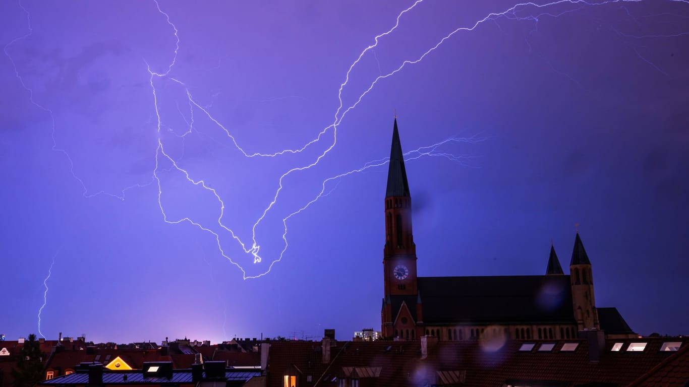 Gewitter am Sonntagabend über München: Den Bayern drohen in den nächsten Tagen immer wieder Unwetter.