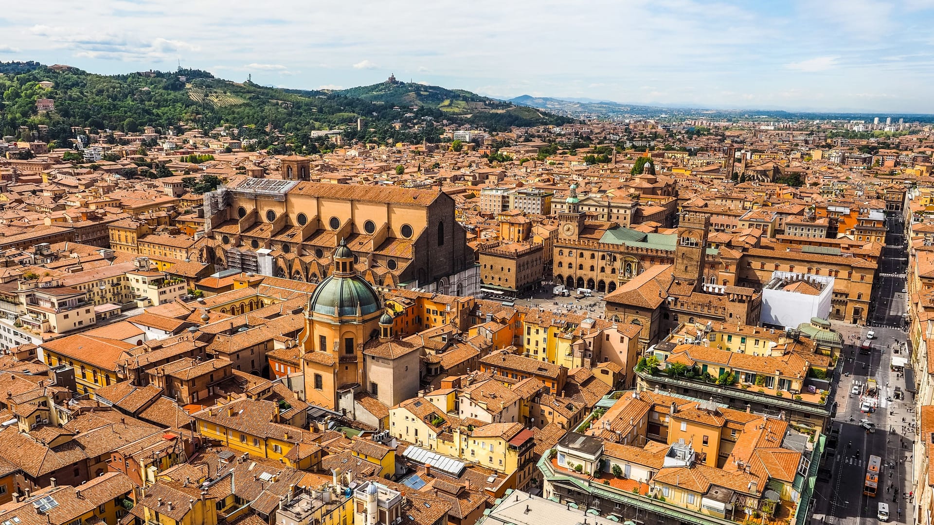 Die Gelehrte: In Bologna steht die älteste Universität Europas. Und noch heute sorgen die Studenten für das Leben auf den Piazza der oberitalienieschen Stadt.