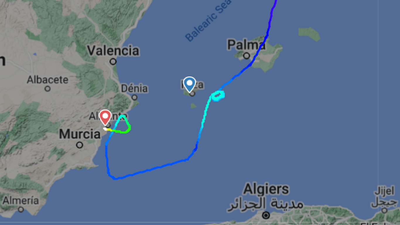 Route des Urlaubsfliegers: Deutlich ist zu sehen, wie die Eurowings-Maschine erst mehrfach vor Ibiza kreist und dann zur Landung nach Alicante fliegt.