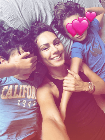 Nazan Eckes kuschelt mit ihren Söhnen.