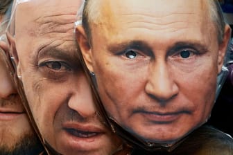 Ein Souvenirladen in St. Petersburg hat Gesichtsmasken mit den Konterfeis von Wladimir Putin (r.) und Jewgeni Prigoschin im Angebot (Archivbild).
