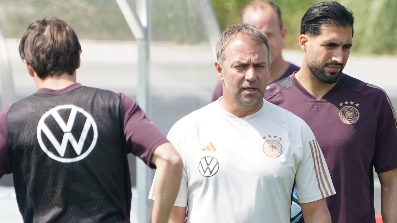 Bundestrainer Hansi Flick (M.) beim Training mit der DFB-Elf: Der 58-Jährige ist unter Druck.