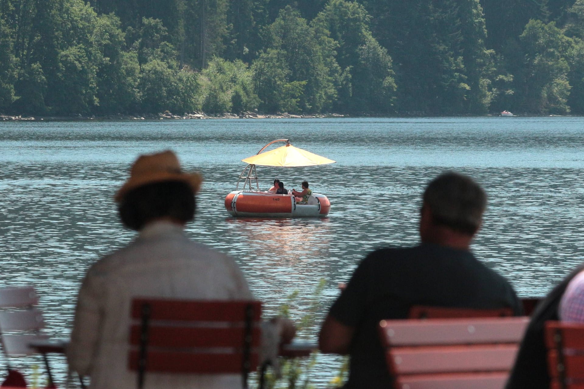 Ausflügler am Titisee in Baden-Württemberg (Archivfoto): Einmal wirds im Südwesten noch richtig heiß.