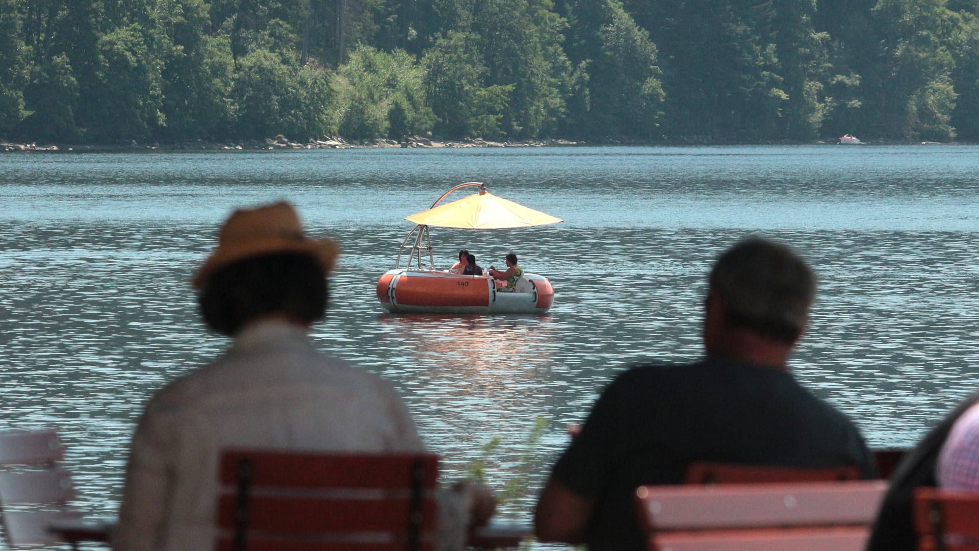 Ausflügler am Titisee in Baden-Württemberg (Archivfoto): Einmal wirds im Südwesten noch richtig heiß.