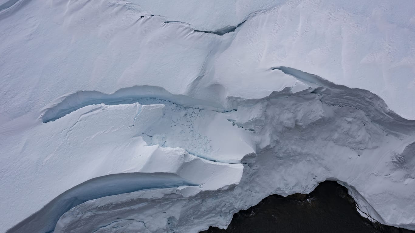 Eisberg in der Antarktis (Archivbild): Durch die Klimaveränderungen wird der Eispanzer am Südpol immer instabiler.