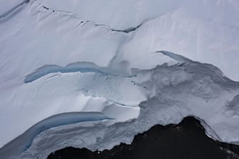Eisberg in der Antarktis (Archivbild): Durch die Klimaveränderungen wird der Eispanzer am Südpol immer instabiler.