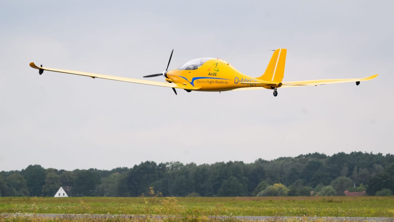 Das E-Flugzeug "Elektra Trainer" fliegt am Flughafen Hannover eine Platzrunde: Das Ultraleichtflugzeug wird von der Firma "Elektra Solar" hergestellt.