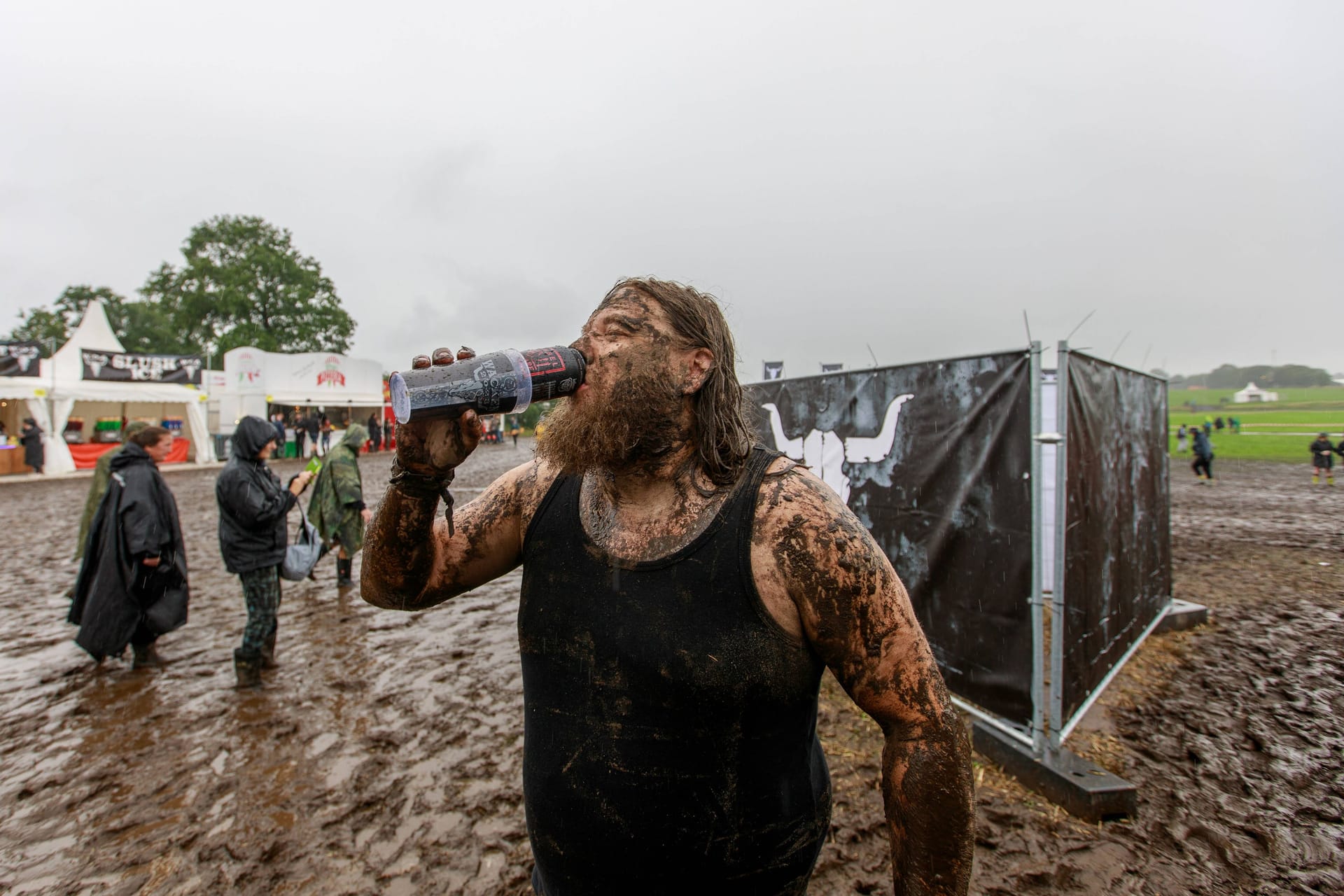 Obwohl es am Montag wegen der Starkregen einen vorübergehenden Anreisestop auf dem Wacken Open Air gibt, freuten sich die Fans, die es bis dahin auf das Festivalgelände geschafft haben.