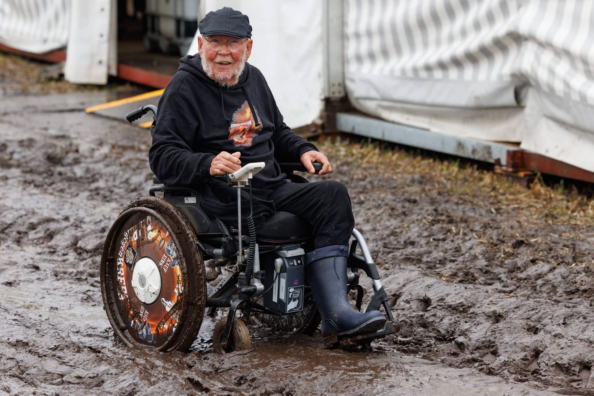 Auch der bekannte Wacken Opa Günter, der für seine Charity Organisation Lautstark gegen den Krebs sammelt lässt sich trotz Rollstuhl nicht vom Matsch aufhalten.