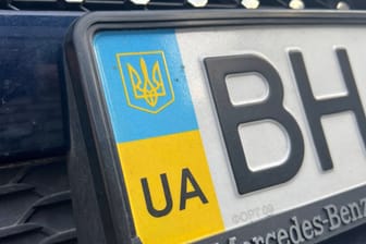Ukrainisches Autokennzeichen (Symbolbild): Der Stadtrat steht unter Verdacht, ukrainische Autos mit rechtsextremen Zeichen beschmiert zu haben.