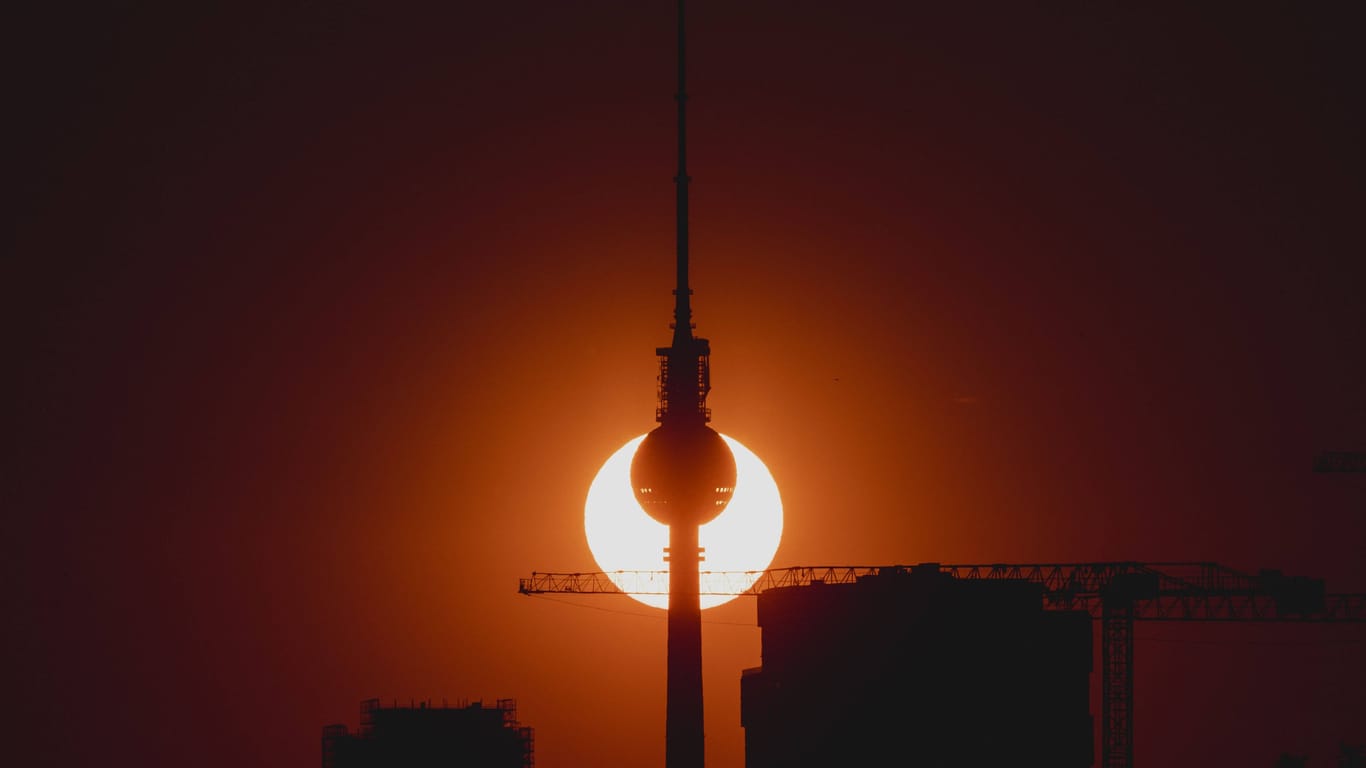 Berliner Fernsehturm am Abend (Archivfoto): Die Sonne bescherte Berlin neue Rekordtemperaturen.