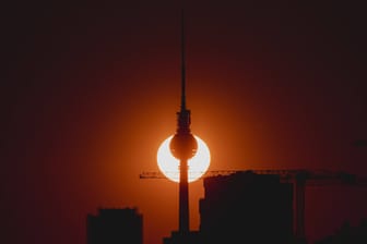 Berliner Fernsehturm am Abend (Archivfoto): Die Sonne bescherte Berlin neue Rekordtemperaturen.