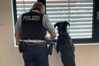 Wache der Bundespolizei: Hund Balou mit einem Beamten der Bndespolizei.
