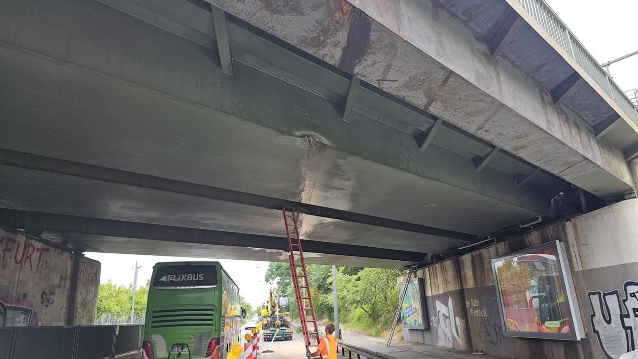 Arbeiten an der Eisenbahnbrücke: Die Probleme im Verkehr sollen sich wochenlang hinziehen.