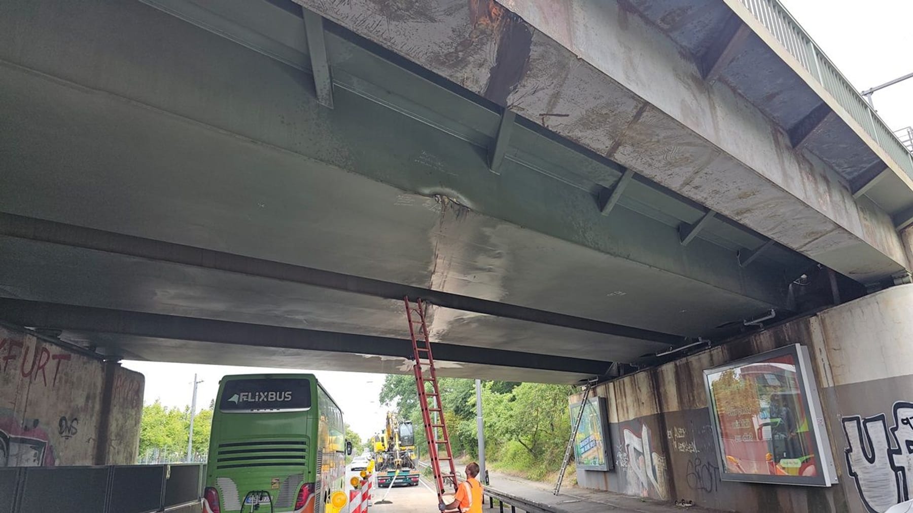 Serious Truck Accident Causes Significant Damage to Railway Bridge, Causing Frustration in Travel