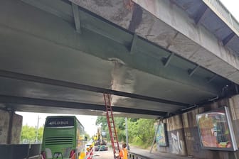 Arbeiten an der Eisenbahnbrücke: Die Probleme im Verkehr sollen sich wochenlang hinziehen.