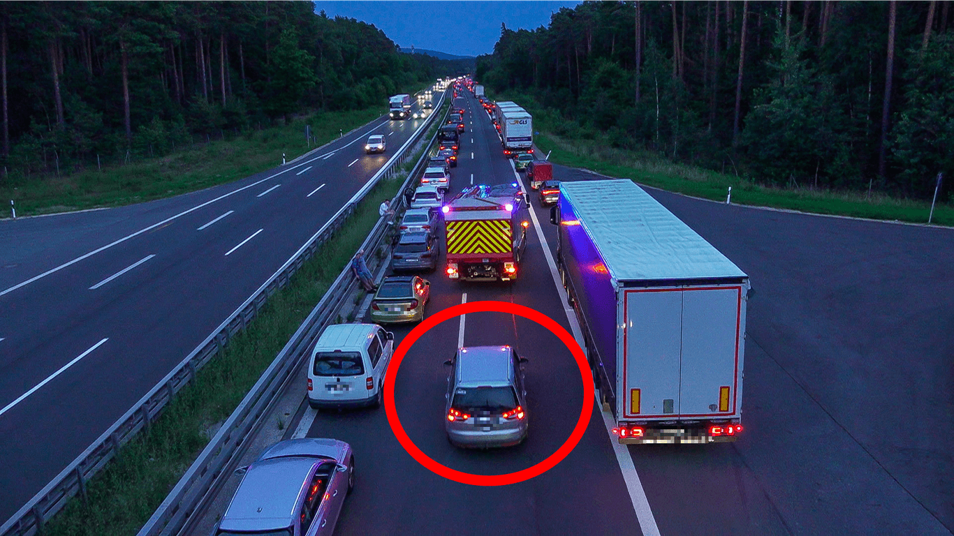 Autofahrer (roter Kreis) ignoriert in Bayern die Verkehrsregeln.