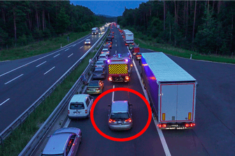 Autofahrer (roter Kreis) ignoriert in Bayern die Verkehrsregeln.