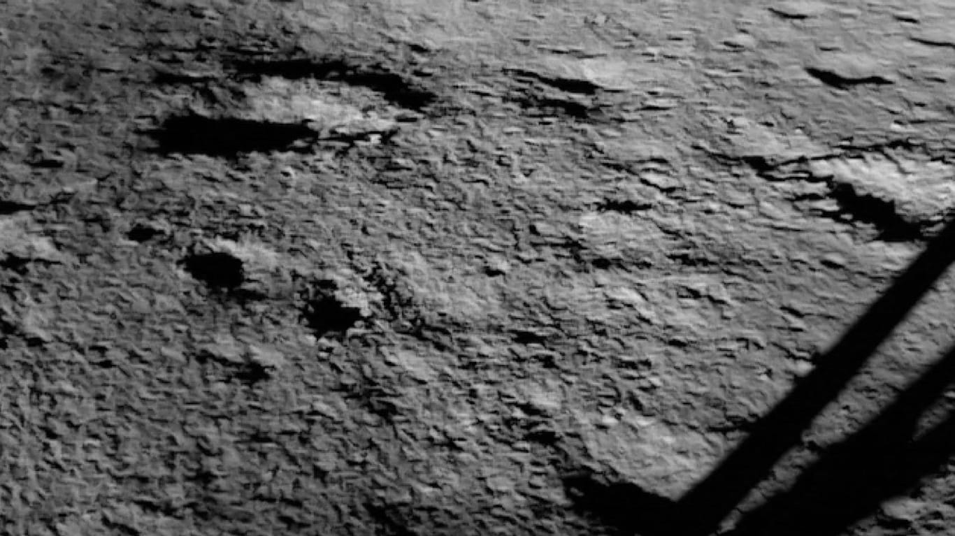 Die Mondoberfläche: Das Bild zeigt den Landeplatz von "Chandrayaan-3".
