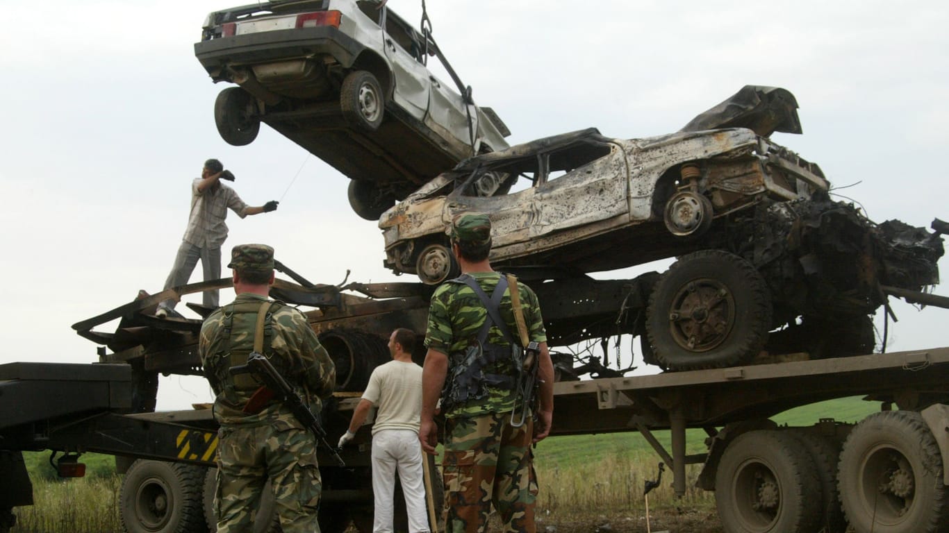 Russische Soldaten beladen Transporter mit Autowracks (Archivbild): Die Moral der russischen Armee leidet unter dem Versorgungsmangel.