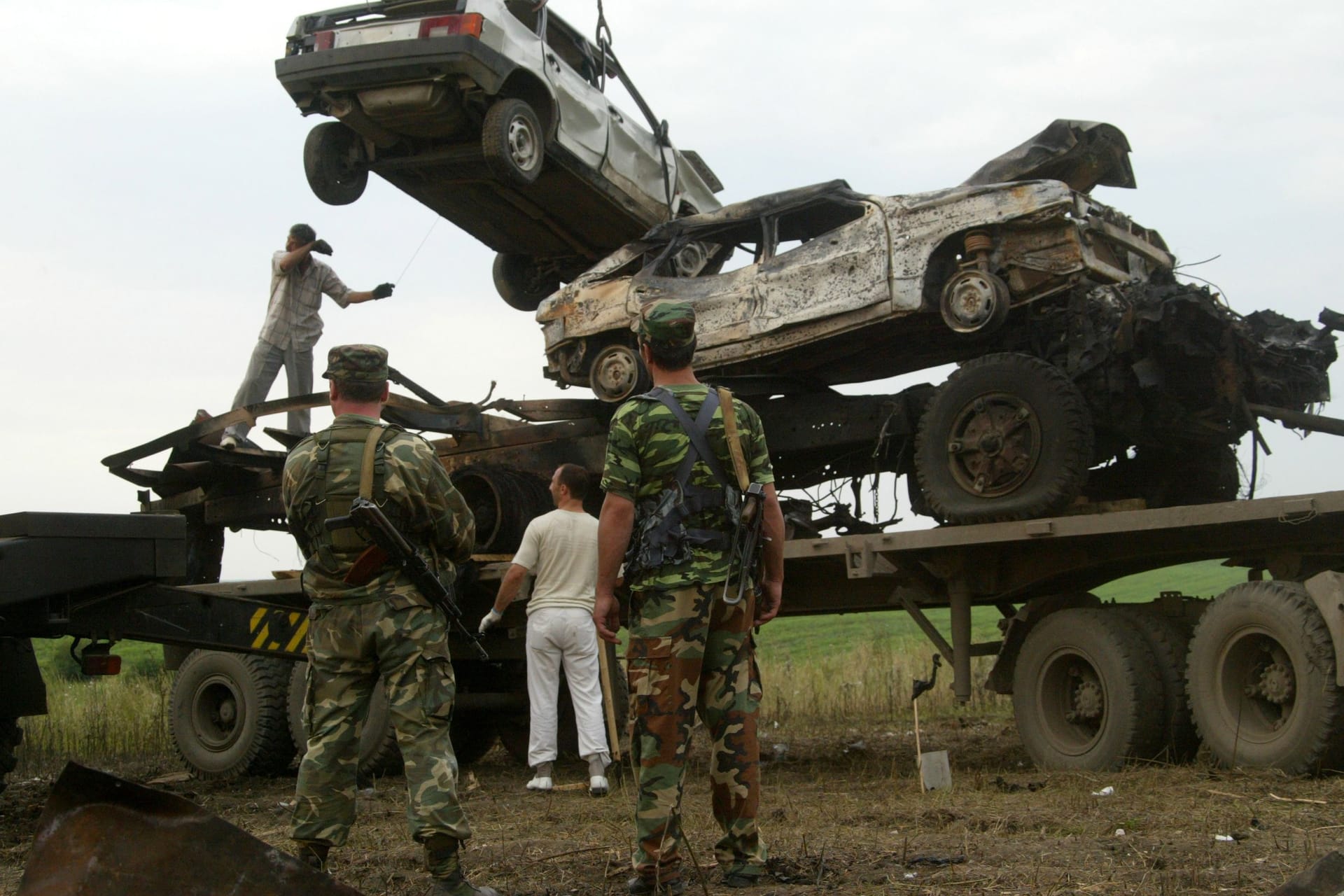 Russische Soldaten beladen Transporter mit Autowracks (Archivbild): Die Moral der russischen Armee leidet unter dem Versorgungsmangel.