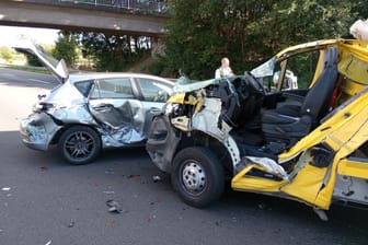 Totalschaden: Beide Fahrzeuge wurden bei dem Unfall schwer beschädigt.