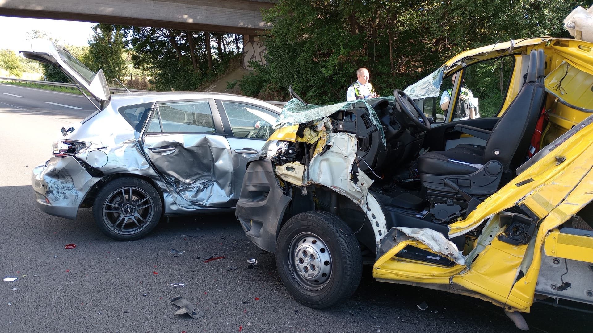 Totalschaden: Beide Fahrzeuge wurden bei dem Unfall schwer beschädigt.