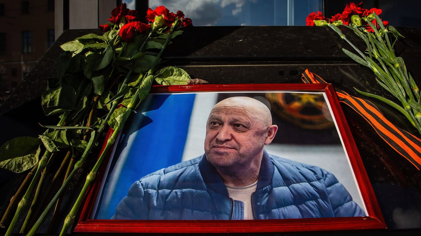Ein Porträt von Jewgeni Prigoschin an einem seiner Cafés in St. Petersburg: Sein Tod wurde laut dem Kreml am Wochenende durch eine DNA-Probe einer Leiche bestätigt.