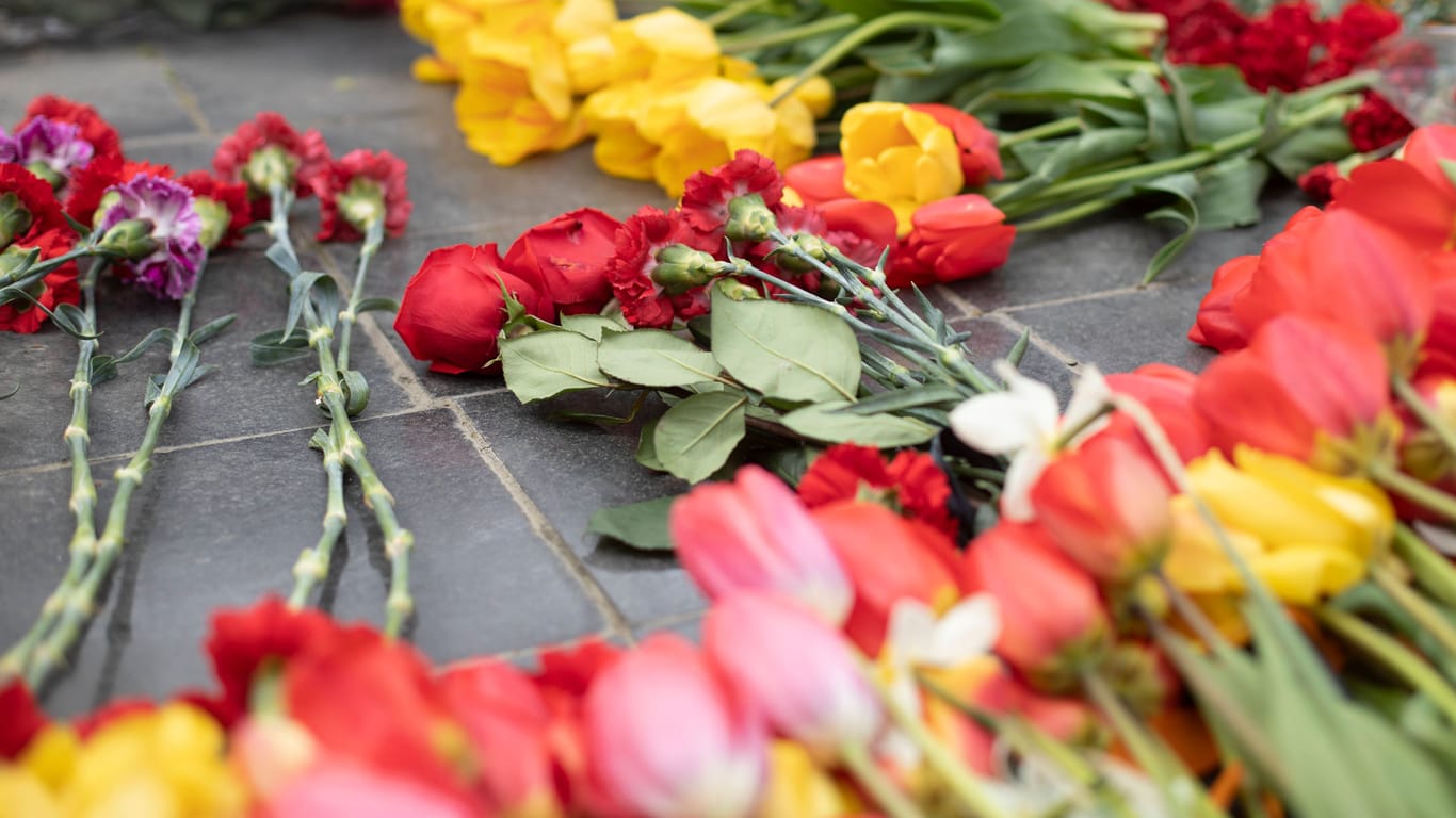 Blumen an einem Grab (Symbolbild): Eine Familie sammelt Spenden für die Beerdigung eines jungen Mannes, der bei einem Verkehrsunfall ums Leben kam.