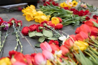 Blumen an einem Grab (Symbolbild): Eine Familie sammelt Spenden für die Beerdigung eines jungen Mannes, der bei einem Verkehrsunfall ums Leben kam.
