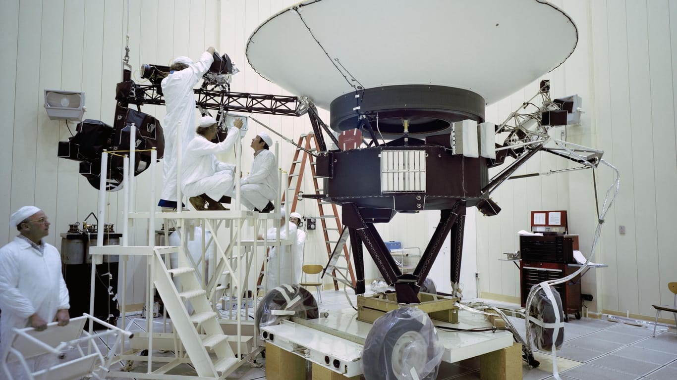 Ingenieure arbeiten an der "Voyager 2". Die Nasa hatte zwischenzeitlich den Kontakt zur Raumsonde verloren.
