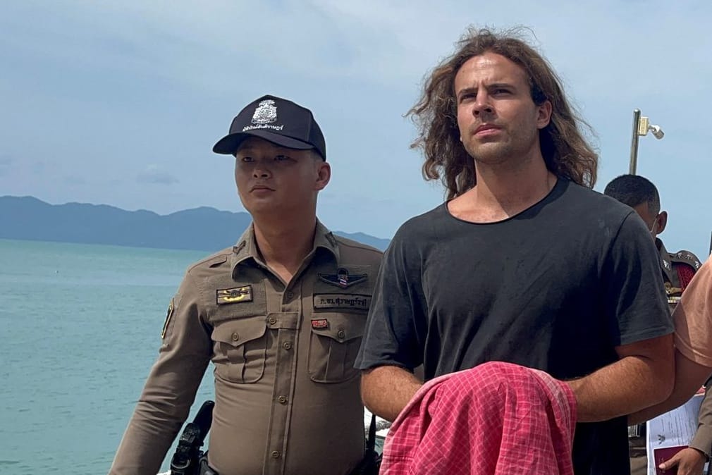 Daniel Sancho auf Koh Pha Ngan: Mit der Polizei lief er mehrere Orte ab, wo er Leichenteile versteckt haben soll.