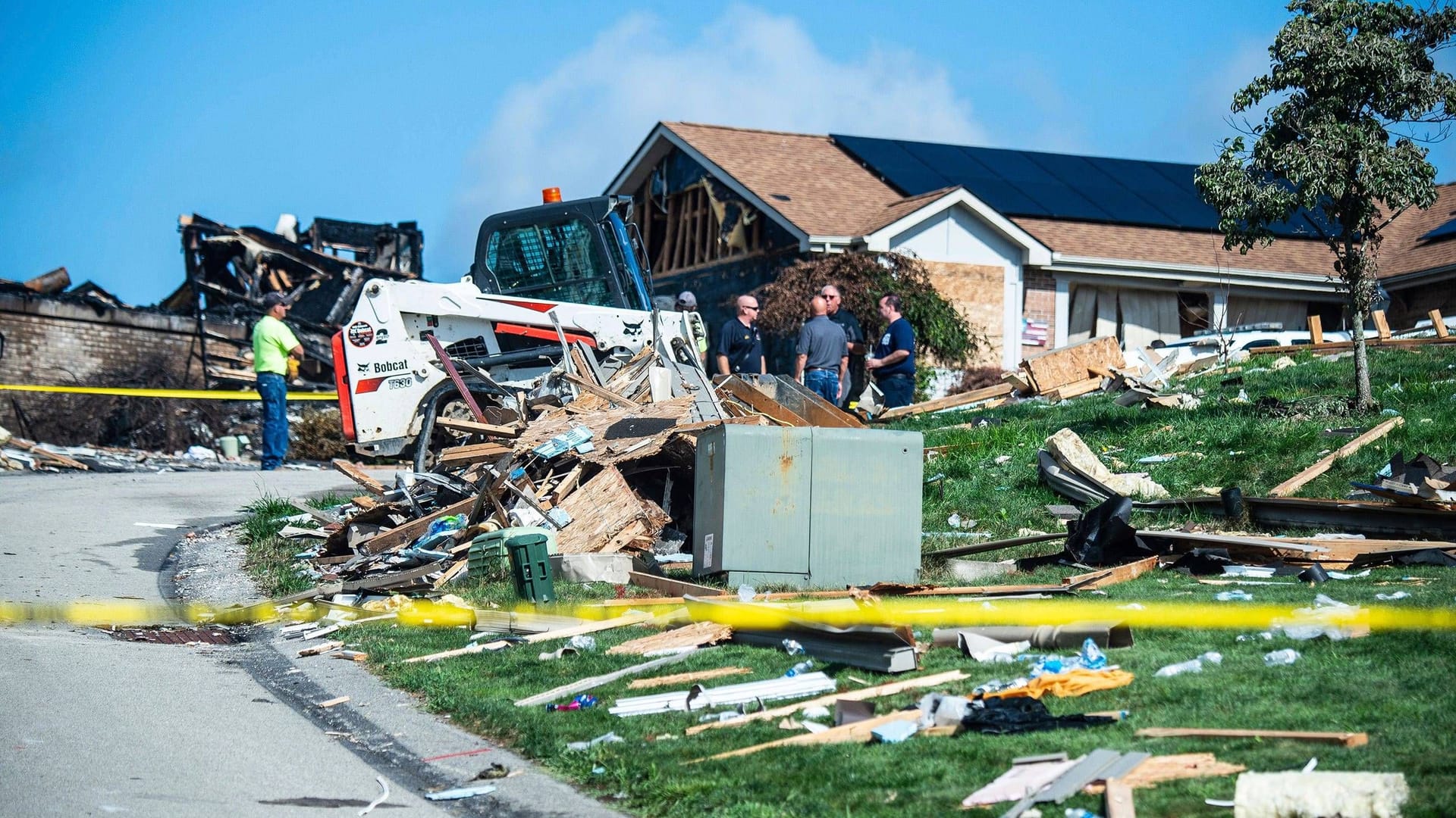 Aufräumarbeiten in Plum nach einer Hausexplosion: Es ist das fünfte Mal, dass es einen solchen Vorfall in der Kleinstadt gab.