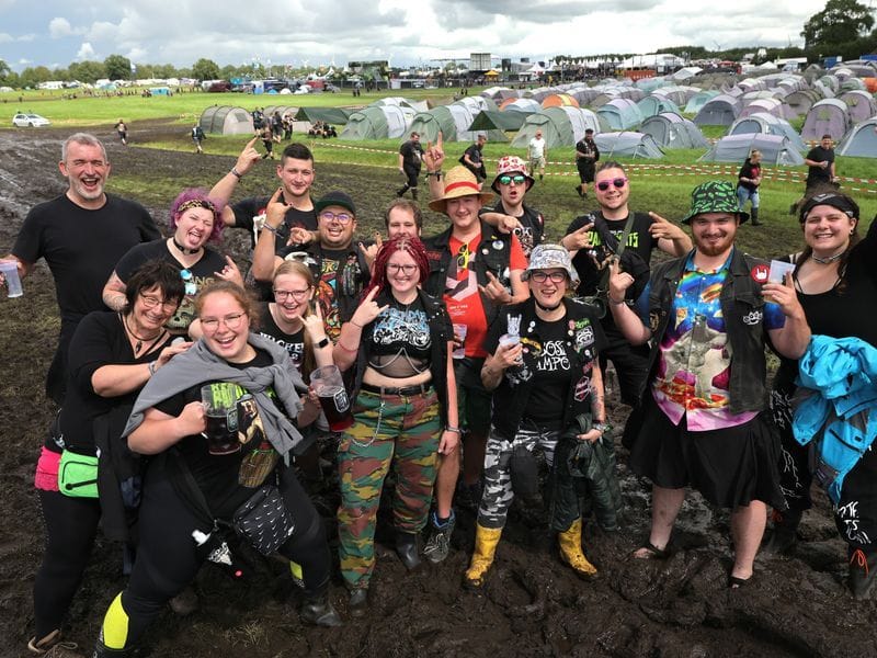 Die Stimmung bei den Wacken-Fans, die die Anreise noch geschafft haben, ist top.