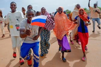 Feier mit russischer Fahne: Anhänger der Militärjunta in Niger am 6. August in der nigrischen Hauptstadt.