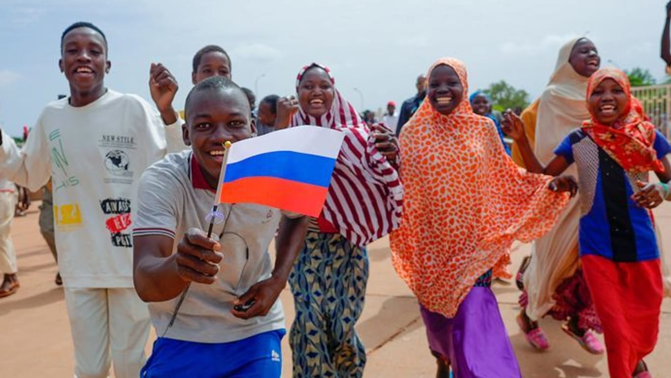 Feier mit russischer Fahne: Anhänger der Militärjunta in Niger am 6. August in der nigrischen Hauptstadt.