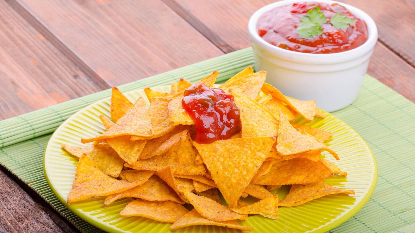 Scharfe Chips (Symbolbild): Die Schüler sollen sich beim Chipskonsum übernommen haben.