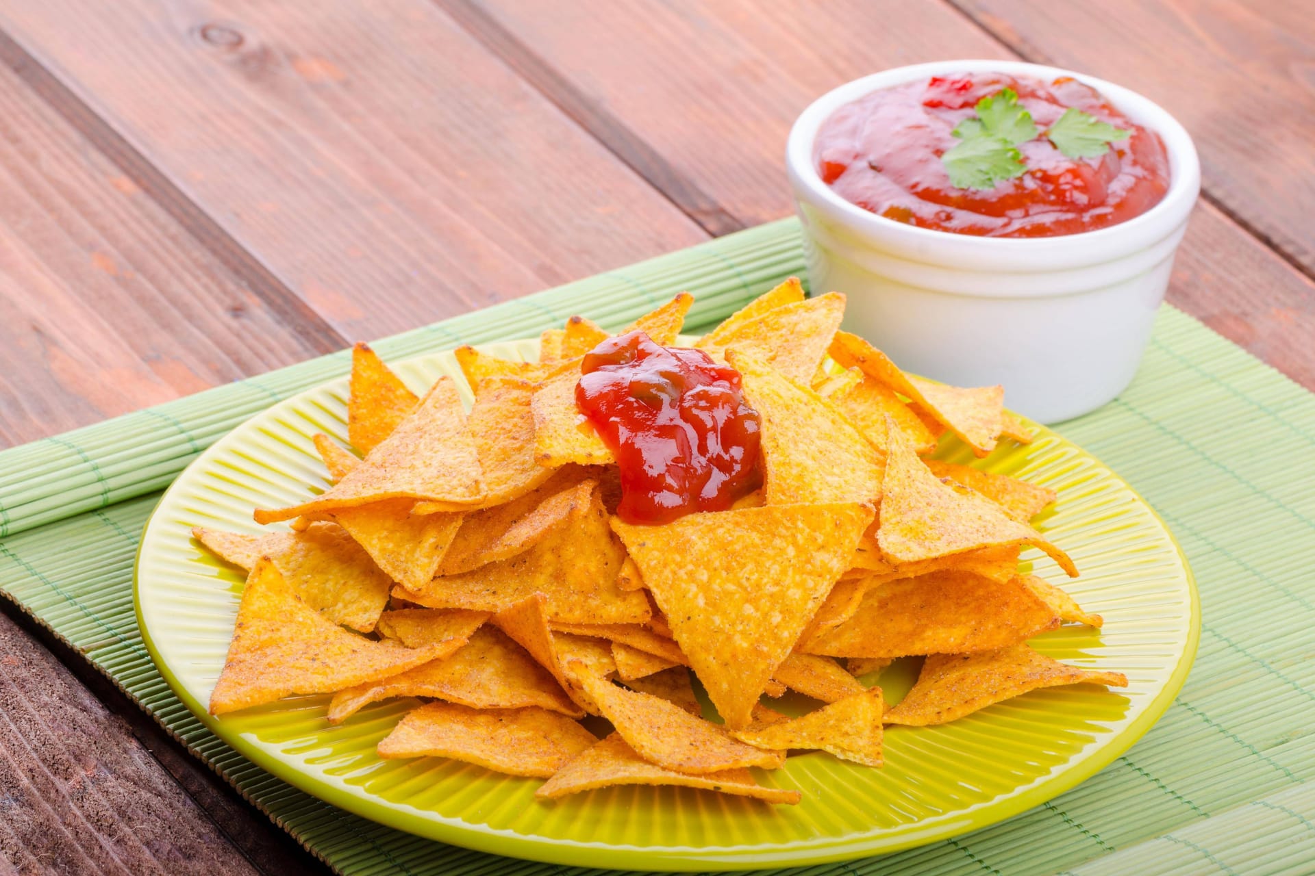 Scharfe Chips (Symbolbild): Die Schüler sollen sich beim Chipskonsum übernommen haben.