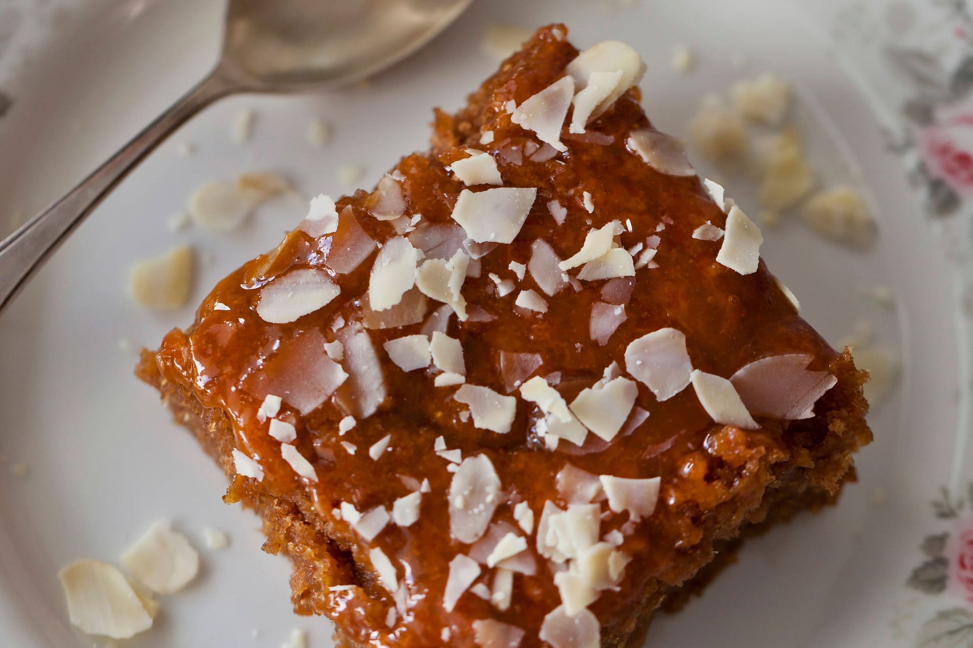 Apfelkuchen mit Aprikosenmarmelade: Durch das Topping erhält das Gebäck einen besonderen Glanz.