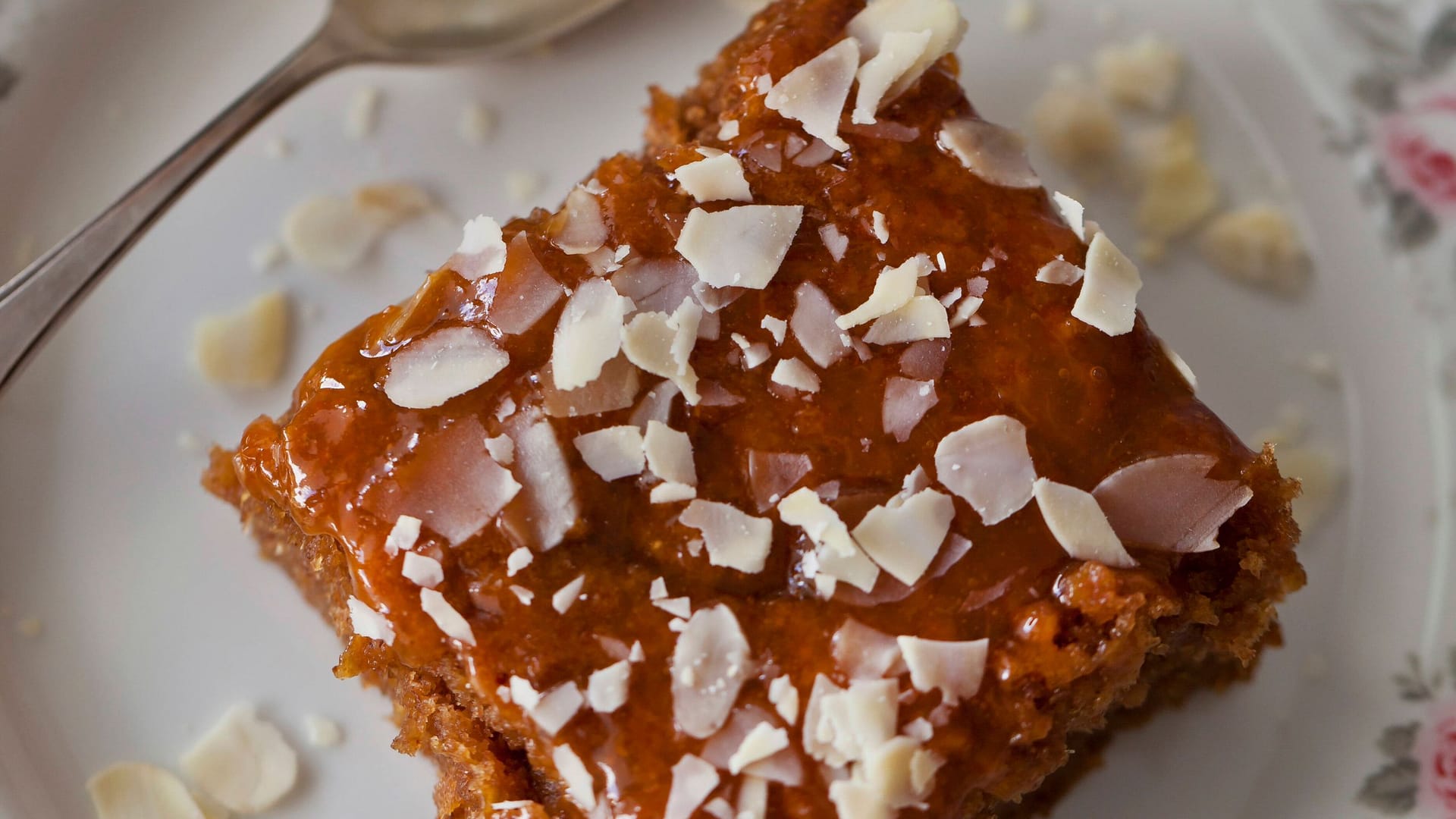 Apfelkuchen mit Aprikosenmarmelade: Durch das Topping erhält das Gebäck einen besonderen Glanz.