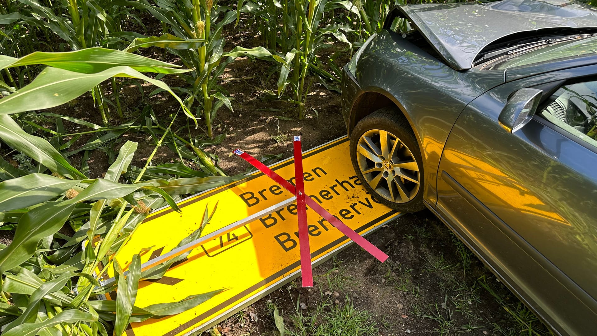 Eines der Unfallfahrzeuge riss die Beschilderung an der Straße um. Insgesamt wurden drei Insassen verletzt. Eines der Unfallfahrzeuge riss die Beschilderung an der Straße um. Insgesamt wurden drei Insassen verletzt.