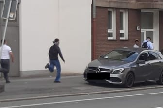Die beiden TΓ€ter fliehen vom Tatort: Zwei junge MΓ€nner stellten sich am Donnerstag der Polizei. Die beiden TΓ€ter fliehen vom Tatort: Zwei junge MΓ€nner stellten sich am Donnerstag der Polizei.