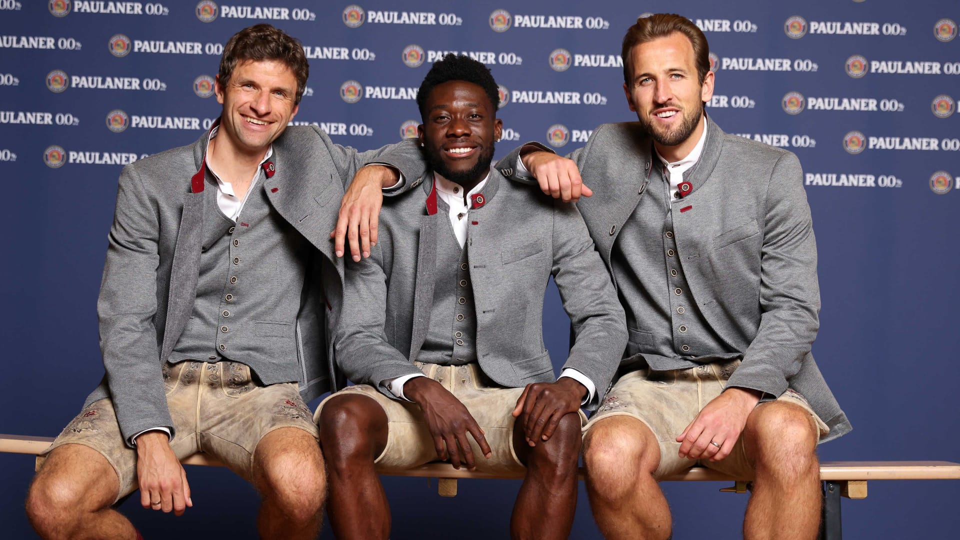 Thomas Müller, Alphonso Davies und Harry Kane (von links) in Lederhose: Bayern-Fans mussten auf die Bilder des Engländers etwas warten.