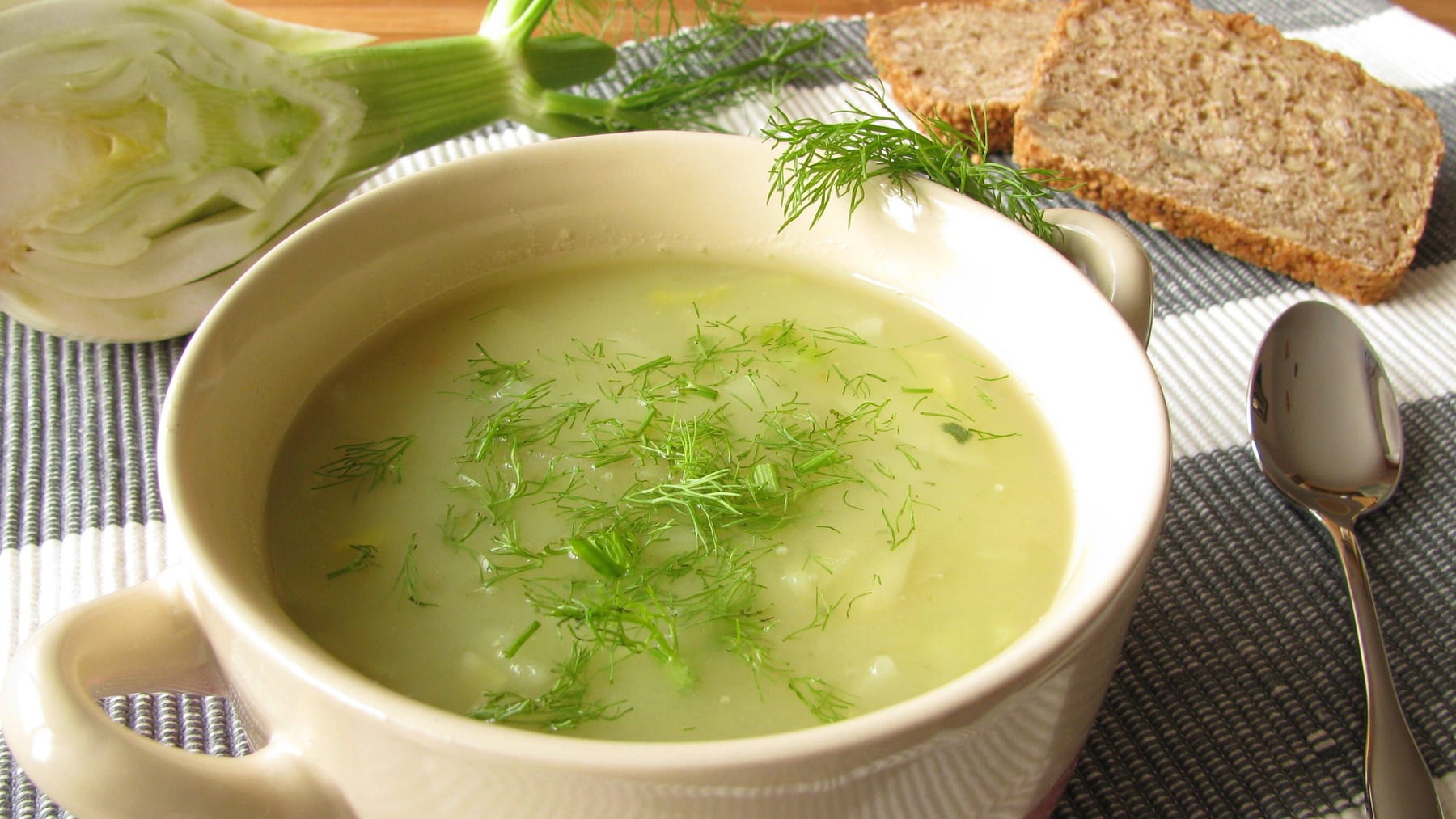 Fenchelsuppe mit Wermut: Rezept sorgt für ein Geschmackserlebnis ...