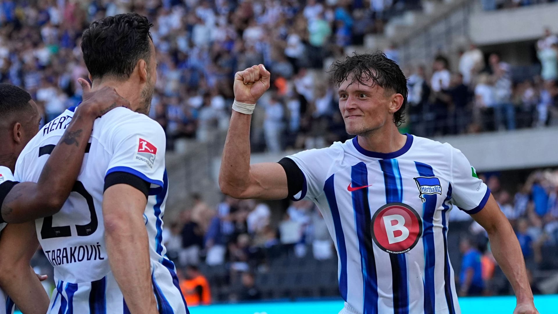 Heimsieg: Fabian Reese (r.) jubelt mit Hertha-Neuzugang Haris Tabaković.