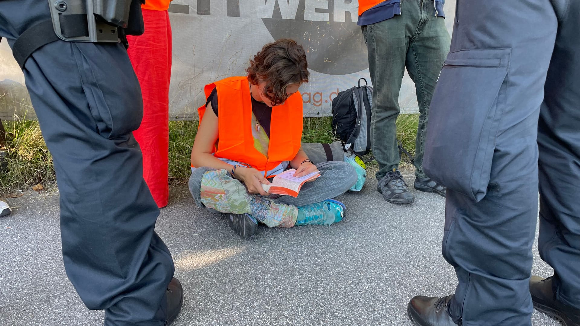 Lektüre im Polizeikessel: Wie lange sie in Haft bleibt, weiß sie vor den Aktionen nie. Deshalb hat sie acht Bücher eingesteckt.