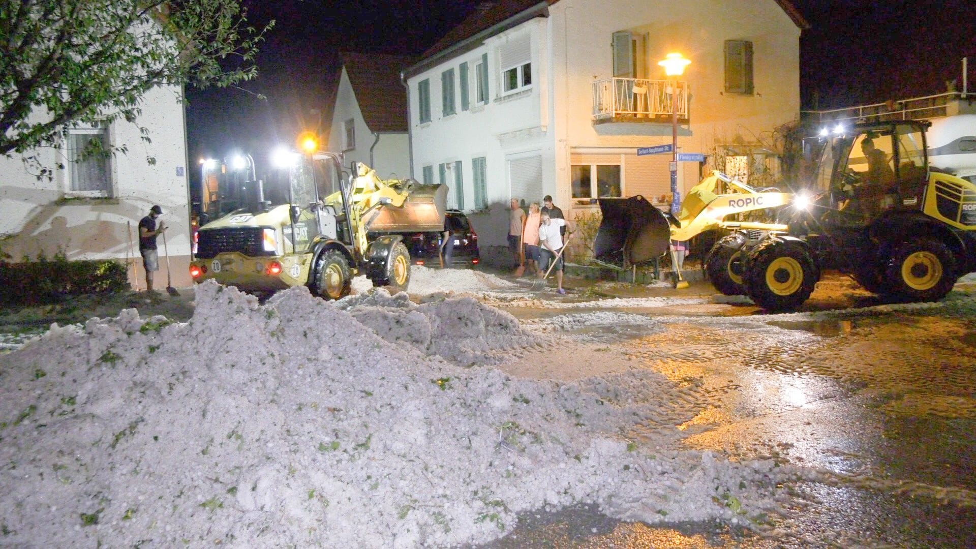 Aufräumarbeiten in Worms-Leiselheim: Bei dem extremen Unwetter soll der Hagel kniehoch gefallen sein.