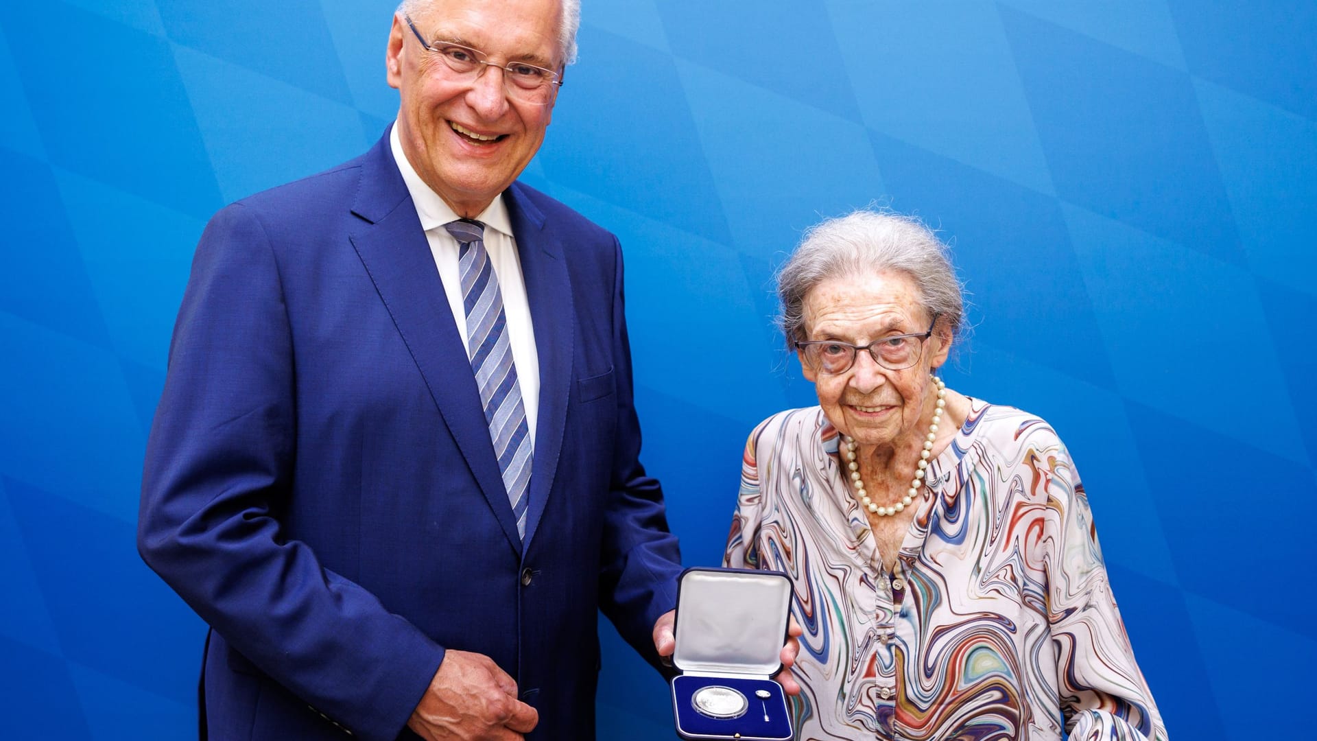 Bayerns Innenminister Joachim Herrmann (CSU) mit Margareta Fischer bei der Preisverleihung am Montag.