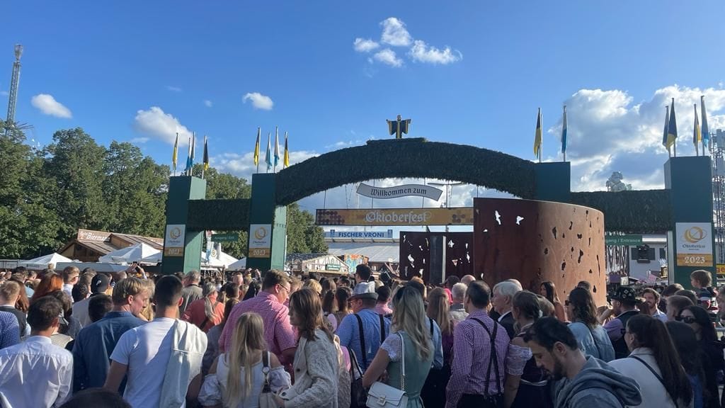 Perfektes Wiesnwetter mit Folgen: Es sind kaum noch Tische frei und das Gedränge ist groß.