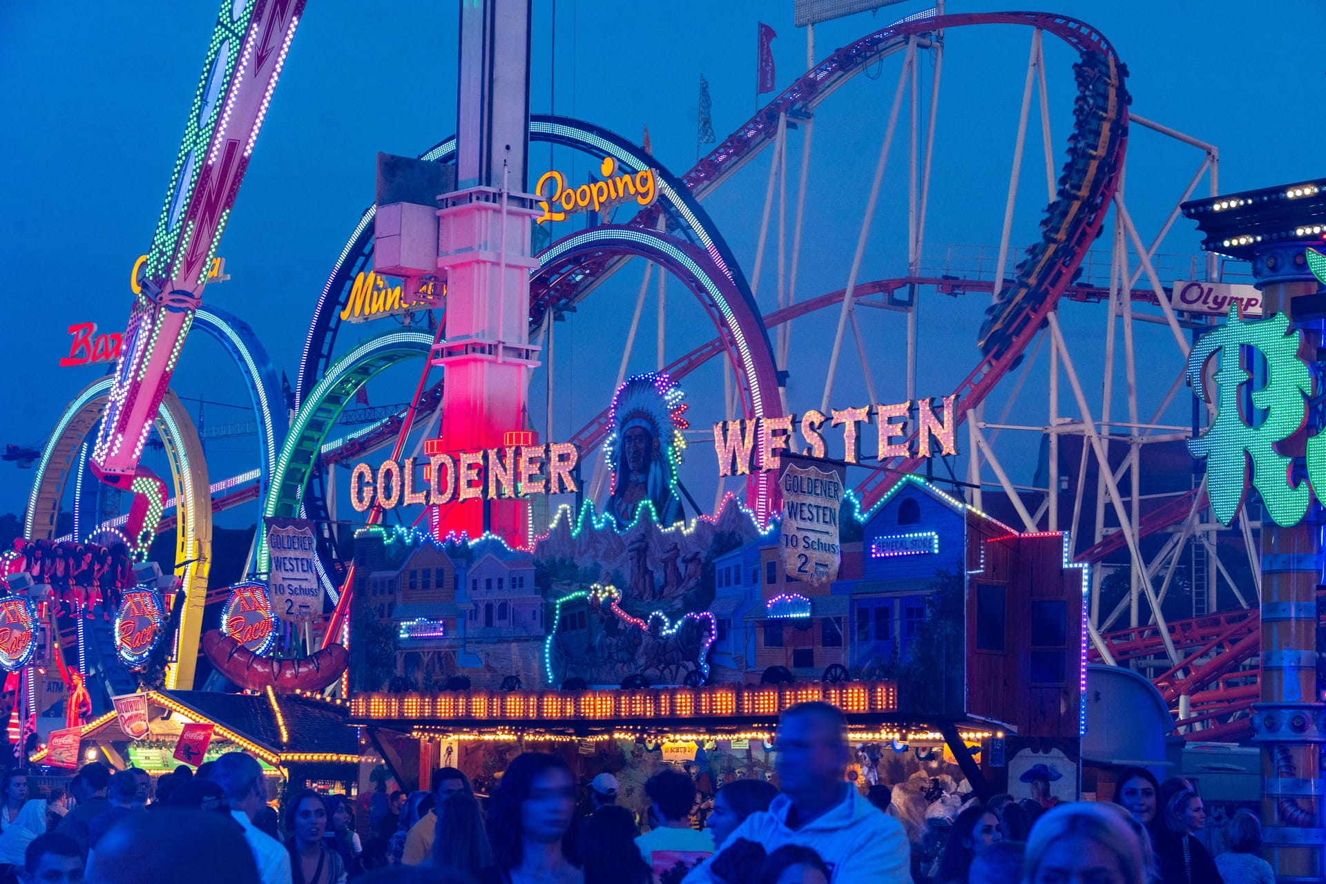 Der "Olympia Looping" auf dem Oktoberfest: Auch auf der Achterbahn kam es am Samstag zu einem Vorfall.